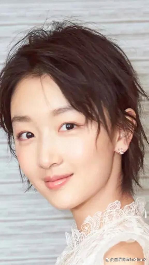 周冬雨：从邻家女孩到影坛新星的蜕变
