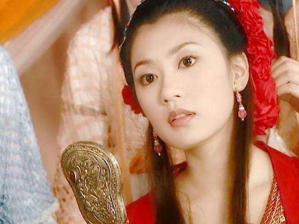 女星嫁衣盘点：贾静雯景甜美如画，杨紫郑爽可爱，刘亦菲清新脱俗