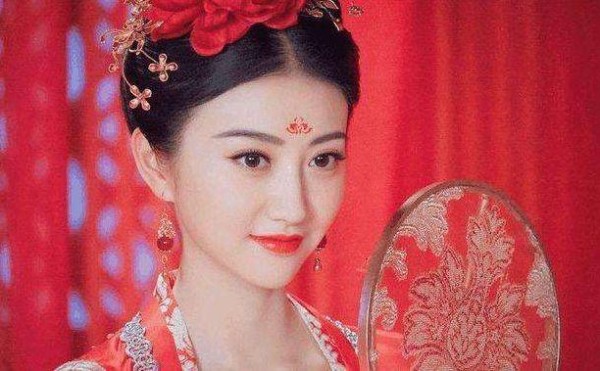 女星嫁衣盘点：贾静雯景甜美如画，杨紫郑爽可爱，刘亦菲清新脱俗