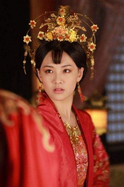 女星嫁衣盘点：贾静雯景甜美如画，杨紫郑爽可爱，刘亦菲清新脱俗