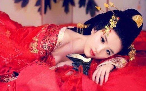 女星嫁衣盘点：贾静雯景甜美如画，杨紫郑爽可爱，刘亦菲清新脱俗