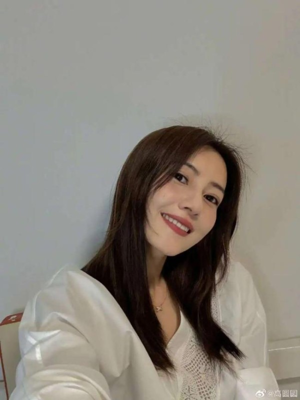 45岁高圆圆更新动态，身穿白色睡衣，晒高清无美颜自拍照