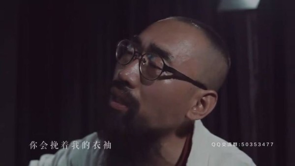 老谭&蓝鸟吉他弹唱《成都》,沧桑感十足,耳朵都要怀孕了