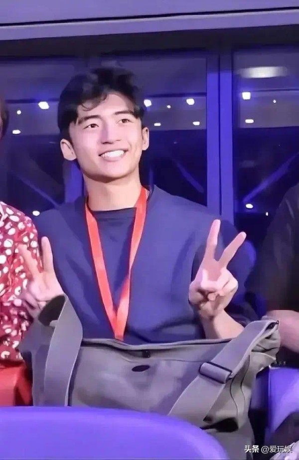 不带娃就别生！看完17岁谢振轩对弟弟的管教，才知什么是长兄如父
