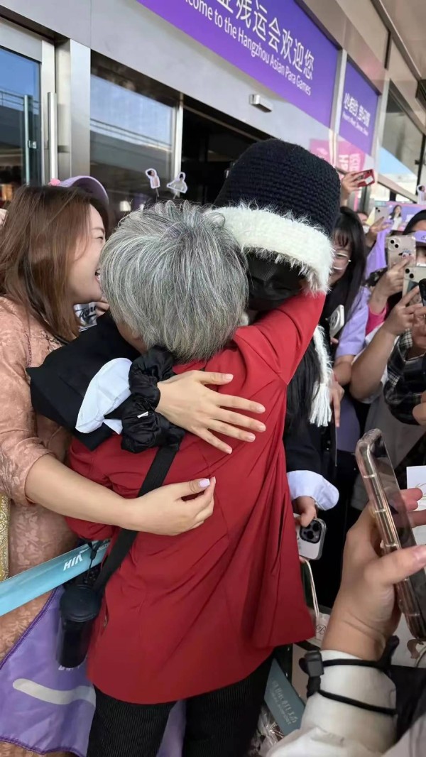 杨紫机场拥抱粉丝紫米奶奶，平凡举动传递正能量