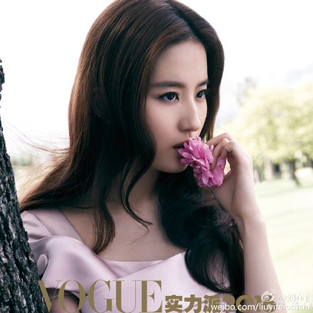 [新闻]161026 刘亦菲力挺VOGUE实力派 又要合作的节奏？