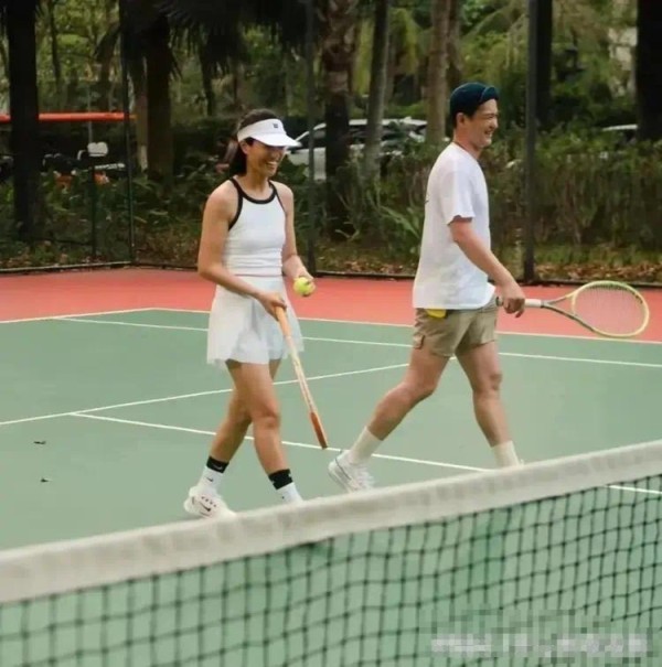 立夏暴击！朱丹周一围网球约会甜度爆表 结婚8年眼神拉丝惊呆网友