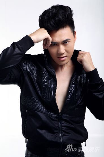 演员刘灿拍摄宣传照 变身帅酷动感达人