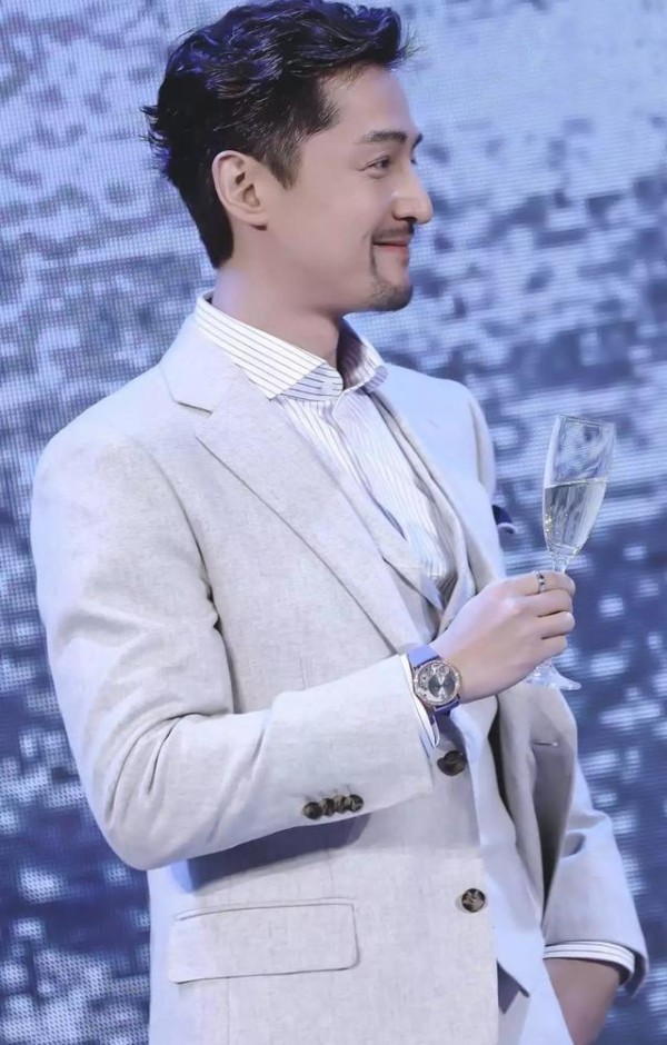 胡歌，一个高情商高衣品的演员，成熟优雅的装扮尽显男人魅力