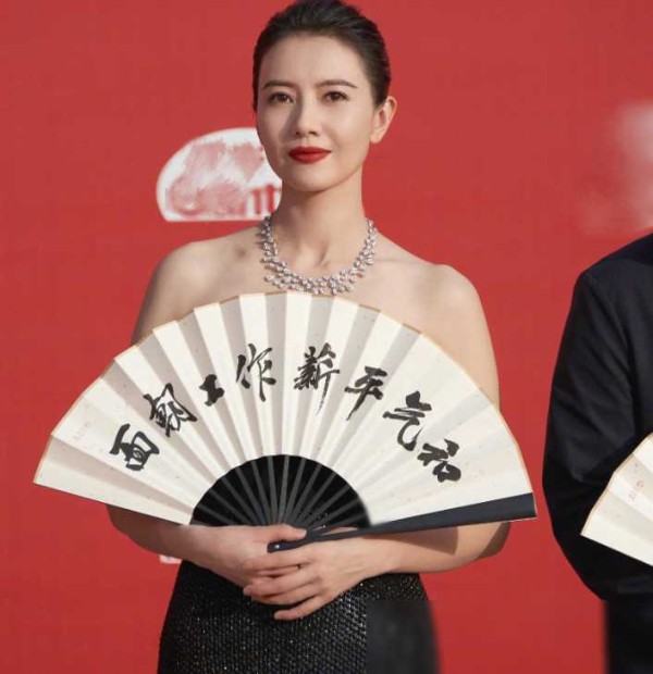 北京电影节！高圆圆造型惊喜，胡歌帅气穿搭惹关注