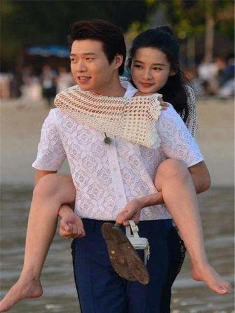 “本不是情侣，却拍情侣照”，赵丽颖热巴上榜，看到杨紫和他