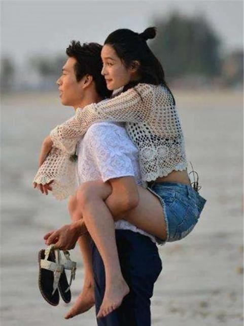 “本不是情侣，却拍情侣照”，赵丽颖热巴上榜，看到杨紫和他