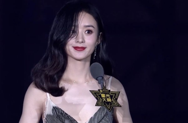 赵丽颖热巴杨幂在星光大赏同框，关掉十级美颜，三人颜值一目了然