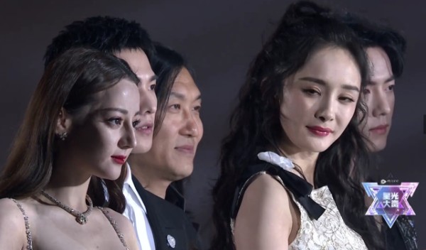 赵丽颖热巴杨幂在星光大赏同框，关掉十级美颜，三人颜值一目了然
