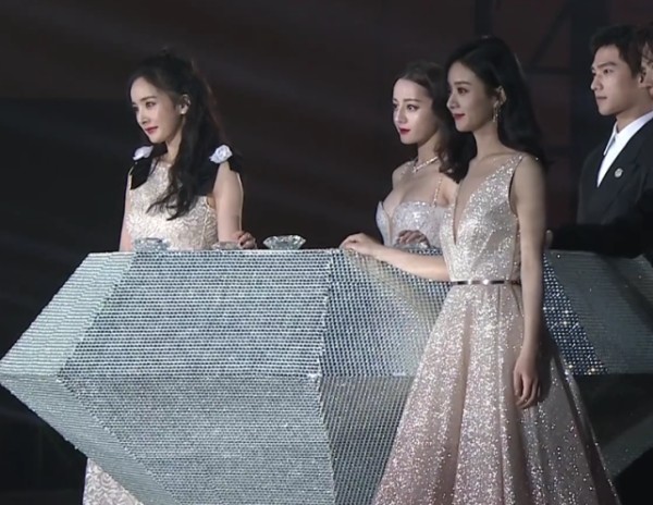 赵丽颖热巴杨幂在星光大赏同框，关掉十级美颜，三人颜值一目了然