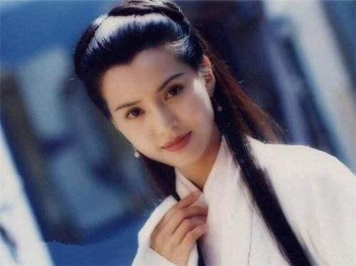 在《天龙八部》里分饰三角，如今高调复出，金庸夸她都不夸刘亦菲