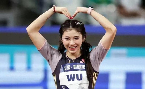 赛场上的璀璨新星：吴艳妮以实力与颜值并蓄，成运动界新焦点