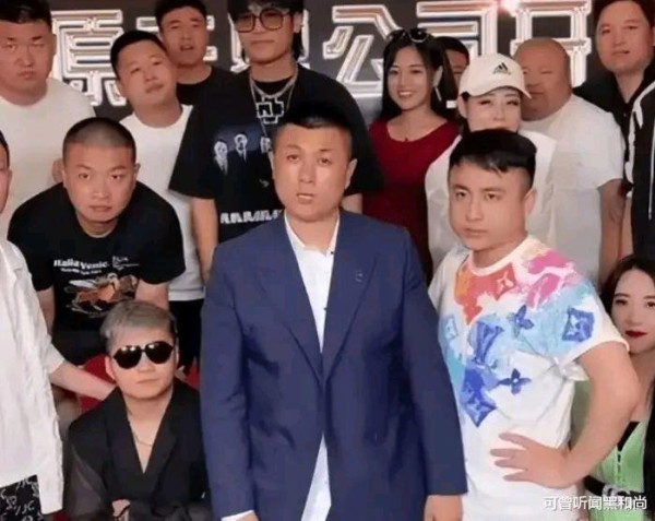 女星马谡自贬身份为太原老哥站台，网络名人，颜值反差大