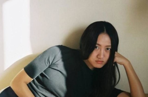 她是独立音乐人，没有签约公司，却凭自己的实力在乐坛展露头脚