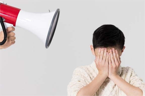 留给霸王茶姬的名字不多了：如何研判和应对明星负面舆情？