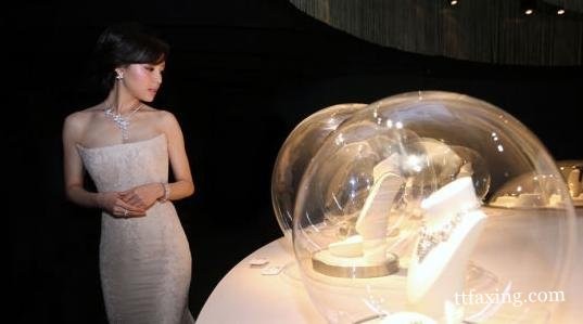 明星红毯礼服秀 看谁更胜一筹