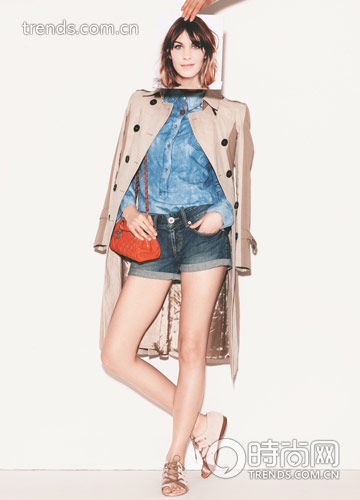 牛仔衬衫 E&joy 风衣 Burberry Prorsum 牛仔短裤 Guess 橙色背包 Chanel 绑带平底鞋 Tod's