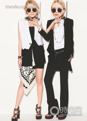 左： 白色马甲 Givenchy by Riccardo Tisci 黑白礼服裙 BCBG Max Azria 鞋子 Givenchy by Riccardo Tisci 手镯 Cèline 右： 白色衬衫 Hermès 黑色西服 Hermès 黑色长裤 Givenchy by Riccardo Tisci 高跟鞋 Givenchy by Riccardo Tisci