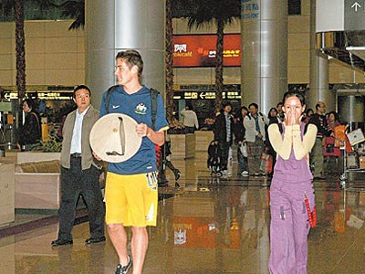 陈乔恩洋男友夜店泡妞 否认情变称有报备