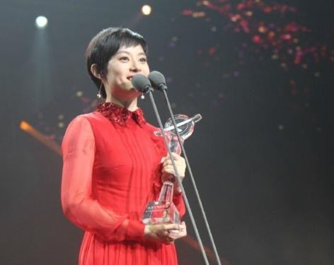 2014年金鹰颁奖晚会直播：孙俪10年后再封后 谢娜自嘲回应主持受争议
