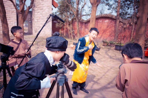 图六：演戏间歇自己加戏.jpg