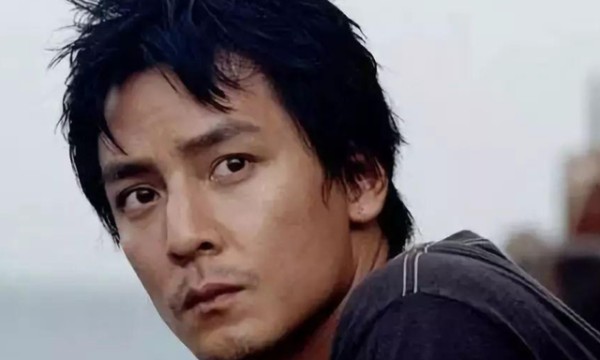 16岁开保时捷，被成龙经纪人发掘，现1000万片酬请不动，座驾低调-有驾