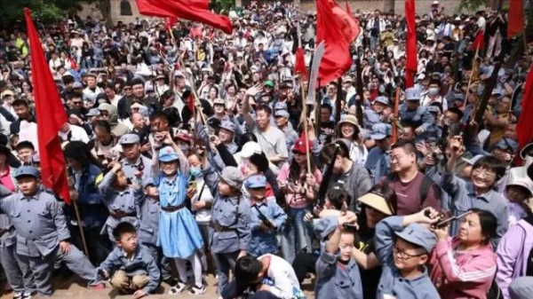 “跟着团长打县城”假期爆火，知名演员客串！网友怕收不住手