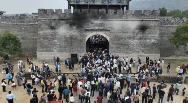“跟着团长打县城”假期爆火，知名演员客串！网友怕收不住手