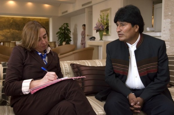 JAPÓN BOLIVIA EVO MORALES:JAP01 - TOKIO (JAPÓN), 06/03/07.- El presidente de Bolivia, Evo Morales, dialoga hoy, martes 6 de marzo, con la periodista de la agencia EFE, Patricia Souza, en el Hotel Imperial Palace en Tokio (Japón). EFE/ DAVID COLL BLANCO.