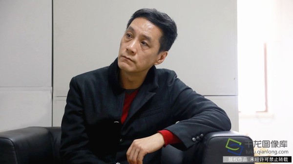 2.10月24日，北京十月文学月·叶广芩京味文学创作研讨会在北京出版集团举办。图为演员冯远征接受千龙网记者专访。千龙网记者 鄂晓颖摄_副本