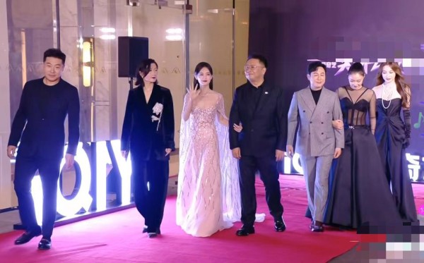 尖叫之夜红毯秀：众星璀璨，时尚造型彰显独特魅力风采