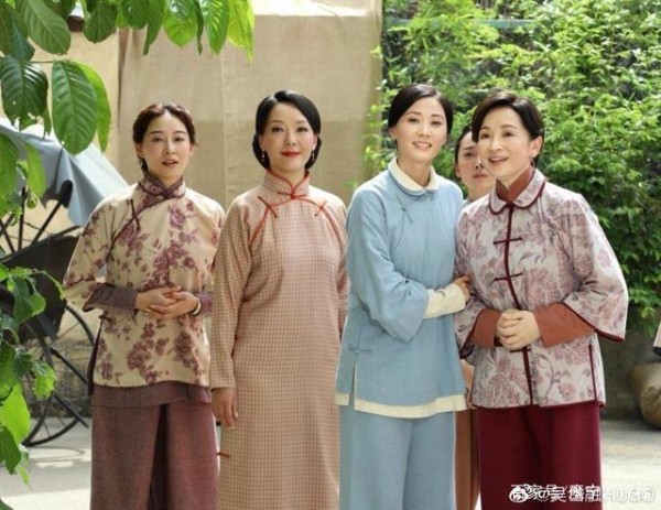 TVB「大酱园」拍摄花絮：四小生集体罚跪挨打，气氛好欢乐