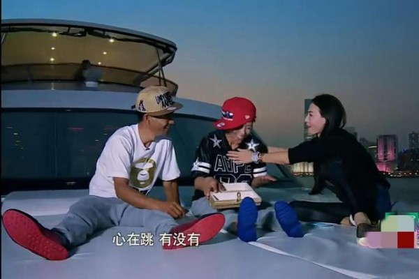 张柏芝：邀请婆婆坐私人游艇，欣赏香港夜景，感动的婆婆流出泪水