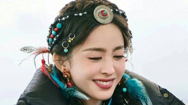 娜扎现身环球影城：新恋情曝光后的首度亮相引发公众深思