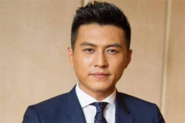 明星刚出道时的样子，靳东变化最大，唐嫣正常，杨幂整容？