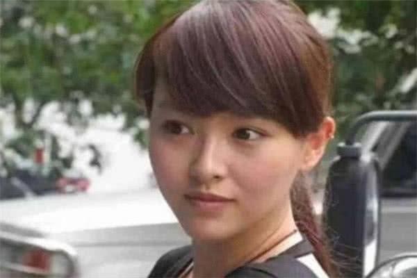 明星刚出道时的样子，靳东变化最大，唐嫣正常，杨幂整容？