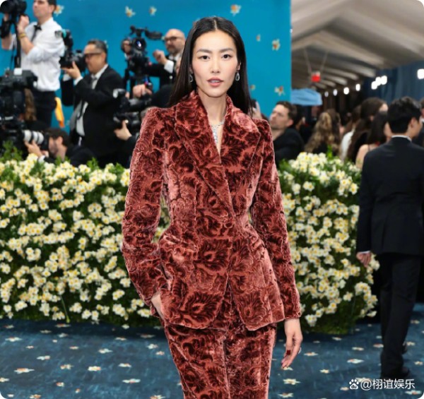 刘雯遇上赛车手：MetGala上的时尚碰撞，跨界合作如何颠覆时尚圈