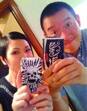 杜汶泽和田蕊妮时时手机不离身，齐齐在微博晒恩爱，并互相监督。