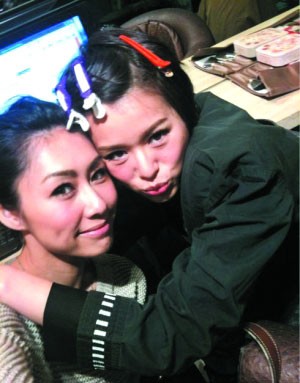 胡杏儿跟同事相处融洽，也不介意搞怪，成为胡定欣的绿叶。