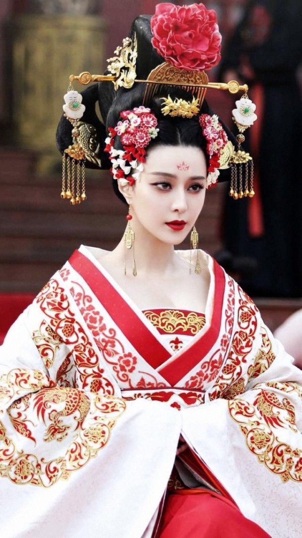 揭秘: 娱乐圈女星最新片酬, 杨幂垫底范爷倒数, 第一名是她!