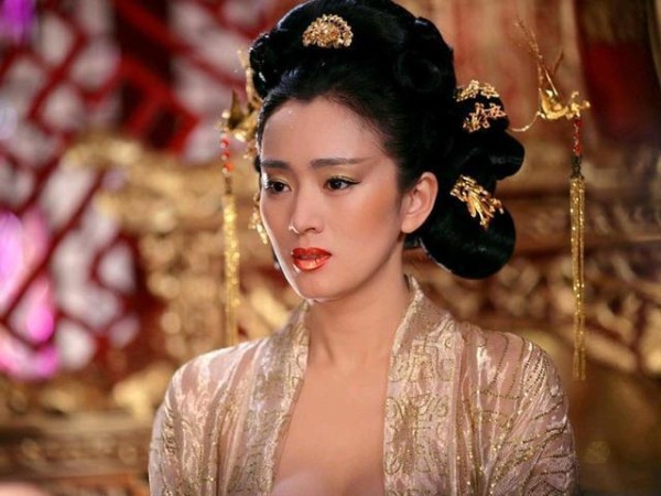 揭秘: 娱乐圈女星最新片酬, 杨幂垫底范爷倒数, 第一名是她!