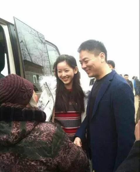 刘强东身家600亿, 回家也干农活, 她却全程耍大牌, 不肯动筷子!