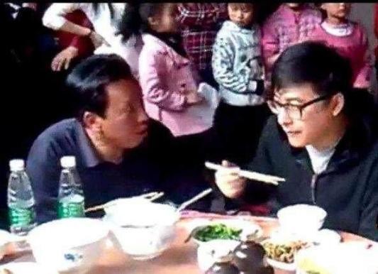 刘强东身家600亿, 回家也干农活, 她却全程耍大牌, 不肯动筷子!