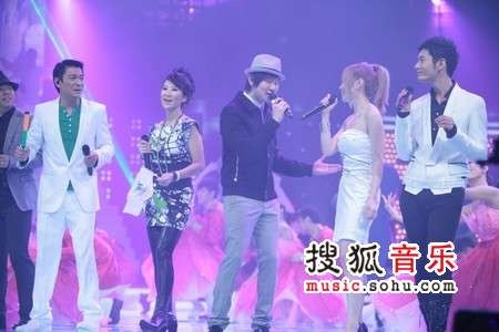 与刘德华等人压轴演唱