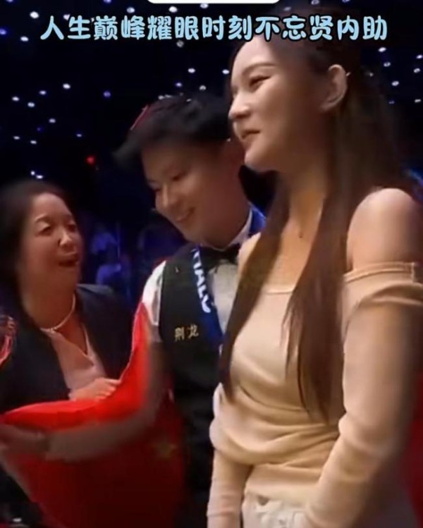 赵心童女友是剑桥大学硕士 高颜值心理学才女共享荣耀时刻